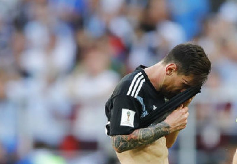 Messi after failing to convert a penalty-aecc324db5ae9b02f2f3918097e4baa11625470724.jpg